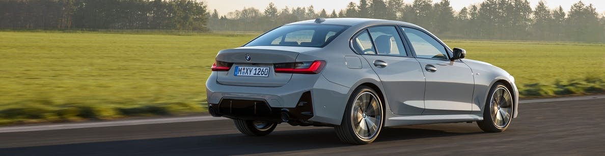 BMW 3er Limousine fahrend Exterieur heck grau